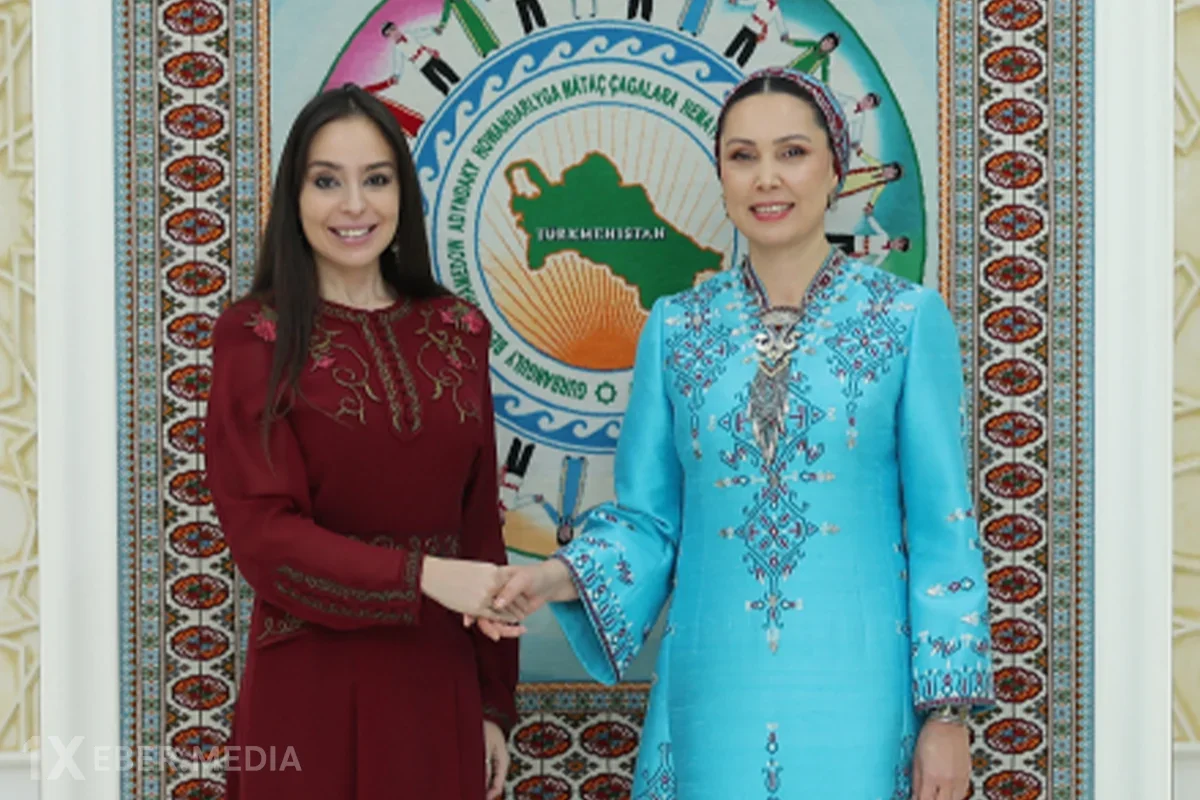 Leyla Əliyeva Arkadağ şəhərində Oğulcahan Atabayeva ilə görüşüb