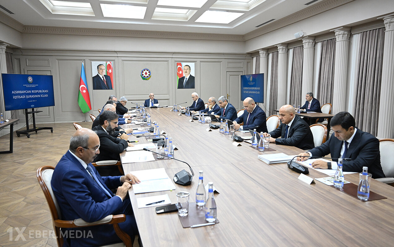 Əli Əsədov nazirləri topladı