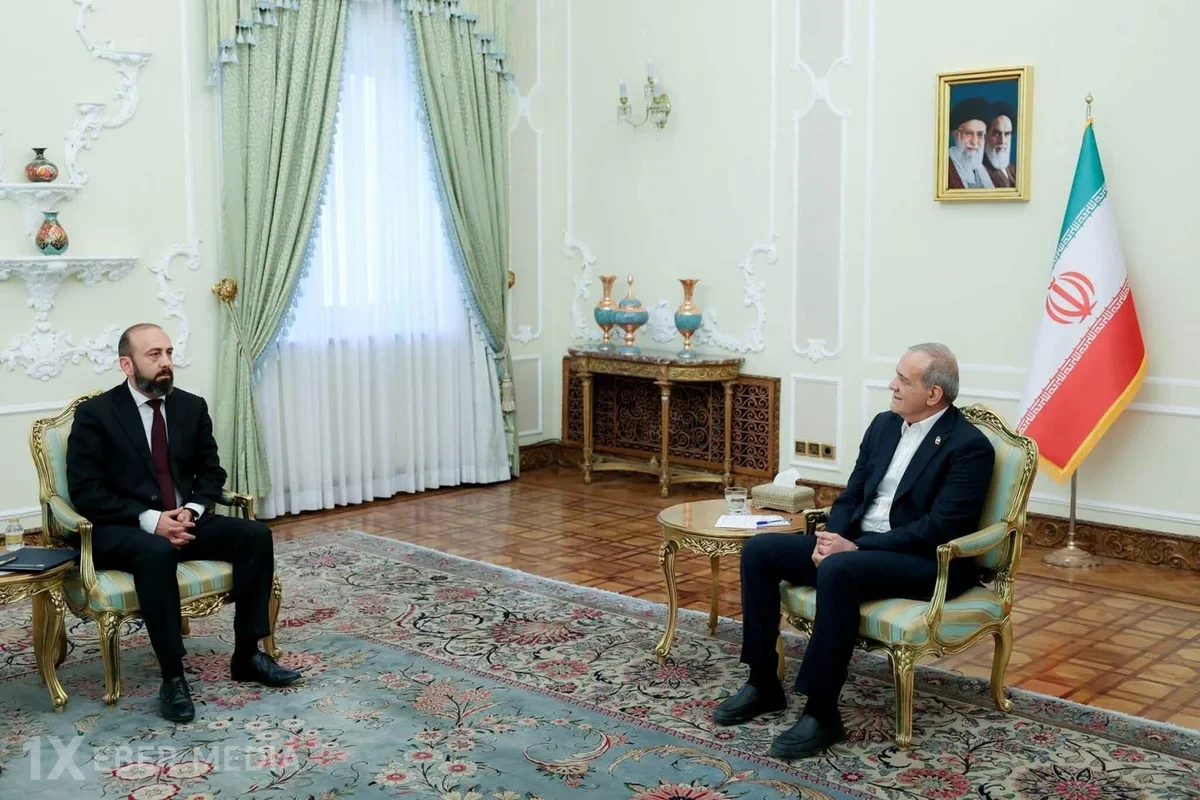 Pezeşkianla Mirzoyan TRIPP layihəsini müzakirə ediblər