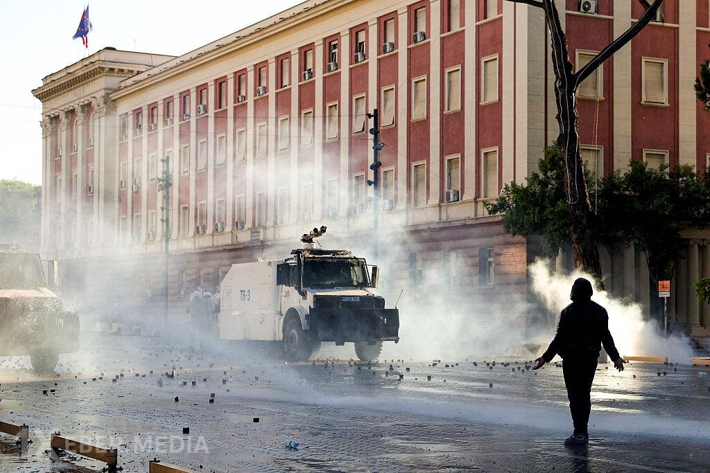 Albaniyada etirazlar toqquşmalarla nəticələnib